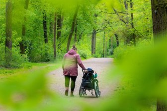 Ein Arztfehler, der ein ganzes Leben prägt - Nach dem halbjährlich nötigen Besuch des Sozialpädiatrischen Zentrums an der Dresdner Uniklinik spazieren Mutter Thekla und Mats gern noch eine Runde durch den Park.
