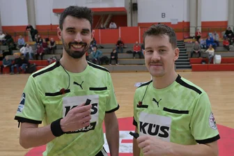 Ein Auer Schiri-Gespann erklimmt die Top 23 in Deutschland – der letzte Schritt soll noch folgen - Das Schiedsrichter-Duo Fabian Friedel (l.) und Rick Herrmann gehört seit diesem Jahr zum Elite-Anschlusskader und pfeift in der 1. Handball-Bundesliga.