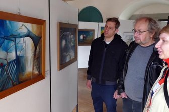 Ein Auf und Ab in unendlich vielen Farben - Vorab warfen Robert, Matthias und Johanna Zwarg schon mal einen Blick auf die Ausstellung "Circle Game" im Schloss Wildeck, in der unter anderem das Motiv des Apfelbaums mehrfach auftaucht. 