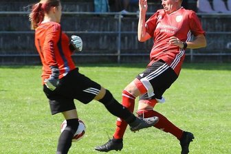 Ein Auftakt, der auch mal weh tut - In dieser Szene fällt die Vorentscheidung im Spiel zwischen den Herolder Frauen und Rabenstein: Kathrin Stiehl (r.) ist eine Sekunde eher am Ball als Rabensteins Laura Schöppe und schiebt zum 3:0 ein.