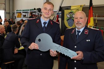 Ein aus der Zeit gefallenes Kapitel für die Kameraden der Feuerwehr Waschleithe endet - Bauingenieur Tim Krannich (l., selbst Feuerwehrmann) übergab den Schlüssel an Ortswehrleiter Thomas Schramm.