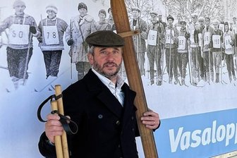 Ein auserwählter Nicht-Schwede - Andreas Fischer vor dem Plakat des historischen Wasalaufs. 