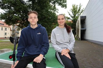 Ein Auto für Marvin: Großer Wunsch geht für erkrankten Zwickauer Schüler in Erfüllung - Für Marvin (15) organisierte Sportlehrerin Jana Preussler (rechts) einen Spendenlauf. Mit großem Erfolg.