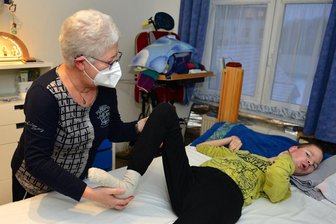 Ein Auto für Mutter und Sohn - Leser helfen Lucas - Physiotherapeutin Ulrike Hesse vom Diakonischen Werk Rochlitz betreut Lucas Franz schon seit 1999. Ein Mal in der Woche macht sie mit ihm in der Wohnung in Mittweida Übungen, die seinen Bewegungsapparat stabilisieren.