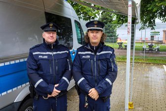 „Ein Auto ist kein Tresor“: Polizei warnt Urlauber im Erzgebirge - Mit dicker Uniformjacke am Filzteich Schneeberg: Robin Kinder (links) und Ronny Thon.