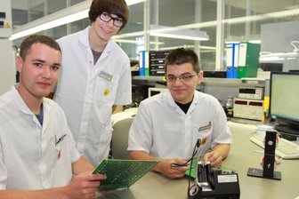 Ein Azubi aus Ungarn bereichert das Team bei Turck in Beierfeld - Zoltán Miklós (rechts) aus Ungarn wird bei der Turck Duotec GmbH Beierfeld zum Elektroniker für Geräte und Systeme ausgebildet. Da er die deutsche Sprache sehr gut beherrscht, gibt es mit anderen Azubis wie Stefan Amelung (links) und Florian Schreiber keine Verständigungsprobleme.
