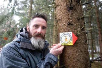 Ein Baby, ein Baum: Warum die Stadt Plauen ein Zukunftswäldchen für Neugeborene anlegt - Von Künstlerin Stinella gestaltete Hinweisschilder weisen zum neuen Zukunftswäldchen in Jößnitz. Förster Steve Fischer kennt sich dort gut aus.