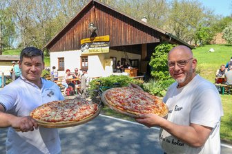 Ein Bäcker (fast) ohne Schlaf: André Erfurth aus Waldenburg steht auch in seiner Freizeit in der Backstube - André Erfurth (links) kümmert sich mit Mike Neuhaus um den Holzbackofen im Backhaus in Franken. Am Himmelfahrtstag ist wieder geöffnet.