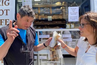 Ein Bäcker nimmt 120 Kilometer Anfahrt nach Reichenbach in Kauf - und dann gibt‘s nicht mal Kuchen? - Mit Hefe backen? Kommt bei uns nicht in die Tüte. Brotkultur-Verkäufer Jürgen Uhlig im Gespräch mit Kundin Linda Keller. Die Bäckerei aus der Nähe von Sonneberg hat sich in den letzten Jahren in Thüringen und Bayern einen Namen gemacht. Nun steuert die Fahrzeugflotte auch Reichenbach und Plauen an. „Oft fahren wir leer zurück.“