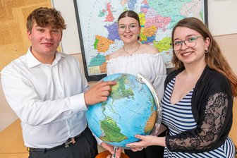 Ein Batzen Geld für den großen Sprung: Schüler aus dem Erzgebirge für besonderes Engagement ausgezeichnet - Dank Stipendium: Für Tim Hinkel geht es nach Kanada. Emma Schubert (M.) reist nach London, Liupé Leymann hat Dublin zum Ziel.