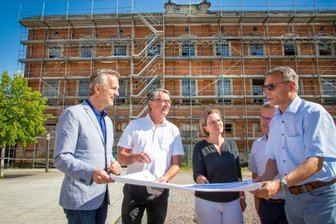 Ein Baustart und weitere Pläne - Investor Maik Renner und Architekt Jürgen Wischnewski mit der Leiterin der Finanzverwaltung, Janet Pentke, dem Leiter der Bauverwaltung, André Stefan und Oberbürgermeister Volker Holuscha (von links).