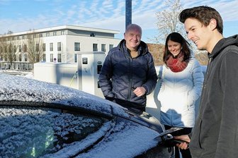 Ein Bayer darf als Erster in Warmbad Strom tanken - Knut Hinkel und Verwaltungsleiterin Doreen Weigelt begrüßen Florian Richter persönlich, der als Erster die neuen Ladesäulen nutzt. 