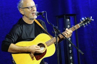 Ein begnadeter Geschichtenerzähler - Reinhold Beckmann bei seinem Konzert im Lichtentanner Kulturzentrum "St. Barbara". 
