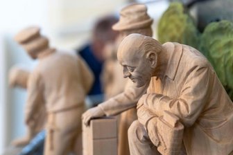 Ein Berg voller Buchholzer Stadtgeschichte - Mit seinen Figuren hat Friedhelm Schelter einigen Buchholzer Originalen ein einzigartiges Denkmal gesetzt: unter anderem Posamentierer Arthur Preuß.
