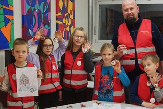 Ein besonderer Gruß der Flöhaer Grundschüler: Einsatz fürs Seniorenheim Fritzenhof - Die Jungen Helfer der Grundschule Flöha um ihren Chef Michael Frenzel (hinten rechts) haben für Senioren gebastelt.