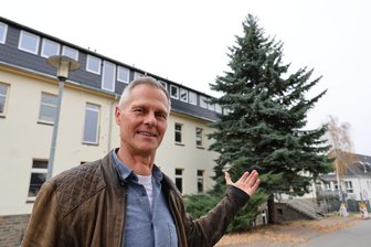 „Ein besonderes Gefühl“: Unternehmer spendet Stadt im Erzgebirge den Weihnachtsbaum - Thomas Ketzer mit seiner Tanne, die bald als Weihnachtsbaum den Altmarkt von Aue schmücken soll.