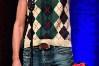 "Ein besonderes Gefühl, weil hier familiär mal was gewesen war" - Comedian und Kabarettist Olaf Schubert bei seinem Auftritt im Natur-theater in Bad Elster.