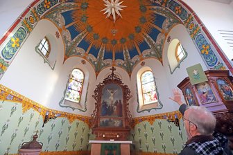 Ein besonderes Gotteshaus: Warum in der Kirche von Krummenhennersdorf gefeiert wird - Die prachtvollen Malereien rund um den Altar kamen erst spät wieder zum Vorschein.