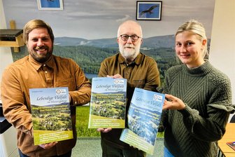 Ein Biosphärenreservat im Erzgebirge: Landschaftspfleger nehmen neuen Anlauf - In einer Broschüre stellt der Landschaftspflegeverband Westerzgebirge seine Idee für ein Biosphärenreservat im Erzgebirge vor. Für diese Vision sind LPV-Geschäftsführer Kai Werner (l.), Matthias Scheffler und Projektkoordinatorin Constanze Schwabe Feuer und Flamme.