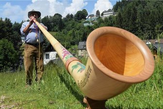 Ein bisschen Alpen-Flair im Erzgebirge - Gottfried Pöhler mit seinem Alphorn ist schon mehrfach in Stützengrün dabei gewesen.