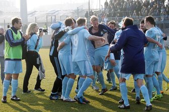 Ein bisschen Glück und ein Tänzchen - So sehen Sieger aus: Seit dem 2:0-Heimsieg am 1. Dezember 2013 gegen Elversberg gab es wieder drei Punkte daheim auf der Großbaustelle Gellertstraße für jubelnde CFC-Kicker. 