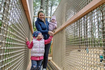 „Ein bisschen Höhenangst hab ich schon“ – Kinder testen neuen Erlebnisspielplatz im Erzgebirge auf Herz und Nieren - In Oberwiesenthal hat am Mittwoch ein Niedrigseilgarten eröffnet. Rosalie Járová (vorn), ihre Mutter Eva und ihre Schwester Natalie haben ihn erkundet.