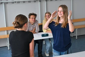 Ein bisschen Weihnachtsfeeling mitten Juni: Chemnitzer Kinder wollen auf die große Bühne - Für eine Rolle bei der Kinderweihnacht tritt Annabelle Zerbes vor die Jury.