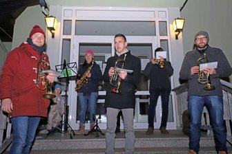 Ein bisschen Weihnachtszauber - Eine kleine Blaskapelle spielte in Niederbobritzsch ein paar Weihnachtslieder zum Beginn des Advents. 