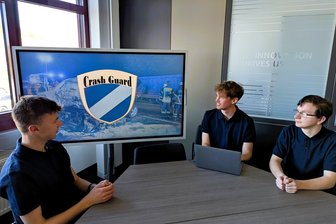 Ein bisschen wie „Die Höhle der Löwen“: Azubis aus dem Erzgebirge sind in Berlin gefordert - Dennis Prager, Jonas Nestler und Bryan Lauckner (v. l.) gehören zum fünfköpfigen Azubi-Team, das in Berlin vor die Jury tritt.