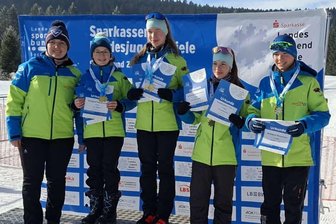 Ein bisschen wie Olympia: Skilangläufer aus dem Erzgebirge nutzen die große Bühne - Die Skilangläufer des SV Stützengrün – hier mit Trainerin Nadine Tröger (links) – waren bei den Landesjugendspielen erfolgreich.