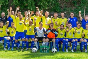 Ein blau-gelbes Meisterstück - So jubelt der Kreismeister. Hinten von links: Tom Jahnel (Co-Trainer), Franz Warzik (Teambetreuer), Silvio Peschel (Vereinschef), Steve Ehrler (Kapitän), Michael Herbst, Philipp Gust, Franz Thümmler, Jonas Schebitz, Paul Stettin, Noah Schebitz, Sven Werwitzke (Mannschaftsleiter), Sven Fritzsche (Trainer). Vorn von links: Robert Bauer, Elias Kürschner, Christian Liebig, Rene Ehrler, Moritz Tomann, Dominique Lenk, Thomas Baumann, Danny Sochau, Nils Frischmann, Niklas Böhm. Es fehlen: Norman Göpfert, Sebastian Ketting, Christian Herbst, Raphael Flämig, Martin Lindner, Erik Bräunel. 