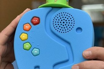 Ein blauer Elefant aus Schöneck will die Kinderzimmer erobern - Seit Anfang des Jahres rollt der Technifant - ein Audioplayer für Kinder - in Schöneck vom Band.