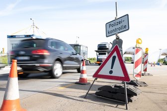 Ein blinder Fleck in der Migrationsdebatte - Grenzkontrollen am Bundespolizeirevier Breitenau an der Autobahn 17 nahe der deutsch-tschechischen Grenze. Foto: Sebastian Kahnert/dpa