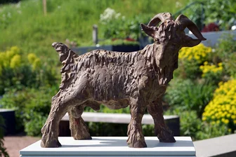 Ein Bock als Gärtner: Was steckt hinter der neuen Skulptur von Augustusburg? - Ein Modell des „Platzhirsches" hatte Erik Neukirchner schon einmal im Augustusburger Anna-Garten platziert.