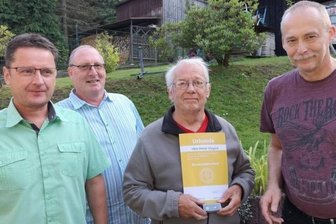 Ein Bockauer ist Gold wert - Hans-Reiner Wiegand (3. v. l.) erhielt die Goldene Ehrennadel des Skiverbands Sachsen. Übergeben wurde sie in kleiner Runde mit Steffen Schürer, Volker Schmidt und Olaf Plänitz (v. l.) vom Bockauer Skiverein. 