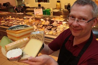 Ein Botschafter für den Käse - Frank Fritzsche darf sich seit kurzem Käse-Sommelier nennen. Er hat eine entsprechende Ausbildung absolviert, die mit einer Diplom-Prüfung durch die Wirtschaftskammer Nieder-Österreich abgenommen wird.