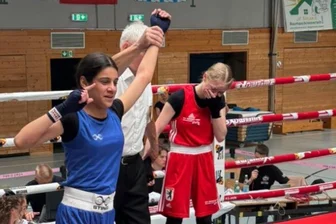 Ein Boxturnier allein für Frauen: Junge Erzgebirgerin nimmt es mit internationaler Konkurrenz auf - Sara Hussein (l.) vom SV Schwarzenberg jubelt nach ihrem Sieg beim European Fusion-Cup.