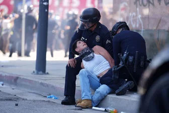 Ein Brandstifter als Ordnungshüter – Ein Kommentar zur Trump-Strategie in Los Angeles - Die Demonstranten protestieren gegen die Operation der Bundeseinwanderungsbehörde.