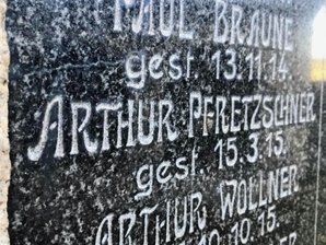 Ein Brief an die Front: "Mir bricht fast das Herz vor Schmerz" - Der Name von Arthur Pfretzschner ist auf dem Denkmal für die Gefallenen des Ersten Weltkrieges an der Wehrkirche in Triebel in Stein gemeißelt.