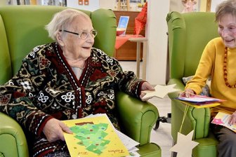 Ein Briefkasten voller Grüße: Die besondere Weihnachtspost für Rentnerinnen in Limbach-Oberfrohna - Die Bewohnerinnen der Seniorenresidenz "Zum Rittergut", Ursula Beier (links) und Ursula Reimer freuen sich über unverhoffte Briefe und Karten, die ihnen Kinder geschrieben und gebastelt haben.