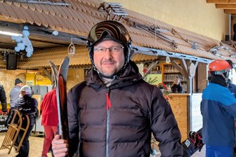 Ein Brite im Erzgebirge: Was Kevin Paul Stuckey an Rosts Wiesen schätzt - Fühlt sich auf dem Augustusburger Skihang pudelwohl: Der Brite und Wahl-Chemnitzer Kevin Paul Stuckey.