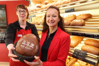 Ein Brot für das Jubiläum: Wie die Florianskruste in Großschirma beim Feiern hilft - Peggy Illgen (r.) und Melanie Wildfeuer präsentieren die Florianskruste für Großschirma.