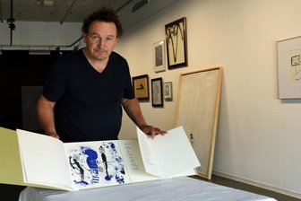 Ein Buch wie ein Kunstwerk aus der Neuen Sächsischen Galerie - Mathias Lindner, Direktor der Neuen Sächsischen Galerie, ist stolz auf das außergewöhnliche Buch mit dem Titel "Stadt mit zwei Namen". 
