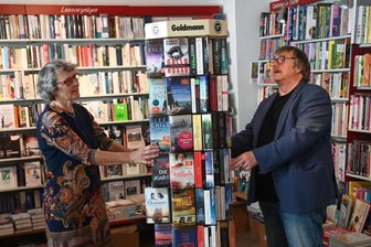 Ein Buchladen auf dem Brühl spürt den Aufschwung - Elke und Günther Ebert in ihrer "Buchhandlung am Brühl" an der Elisenstraße. Jetzt finden dort auch wieder Lesungen statt, doch die fernere Zukunft ist ungewiss.