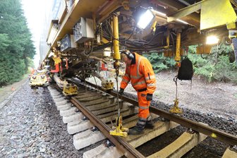 Ein „Büffel“ trabt durchs Erzgebirge: Schienen-Monster zwischen Mulda und Nassau unterwegs - Der Schnellumbauzug „Büffel“ wechselt zwischen Mulda und Nassau schadhafte Schwellen auf dem Gleisbett der Freiberger Eisenbahn aus.