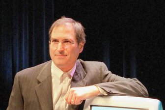 Ein bunter Rechner rettet Apple - Ansprechendes Design und überlegene Technik: Nichts Geringeres als ein neues Zeitalter läuteten Steve Jobs und seine Firma Apple vor 25 Jahren mit der Vorstellung des iMac der ersten Generation ein. 