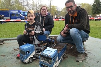 Ein bunter Strauß mit Angeboten für die Familie - Der zehnjährige Alec-Jester Grobe () und Heike Wendler haben sich von Rico Junghanns, dem Teamleiter der IG Modellsport Aue, einiges zu den Modellen erklären lassen. 