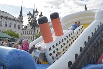Ein bunter Tag voller Leben auf dem Oelsnitzer Marktplatz - Vereine stellten sich auf dem Oelsnitzer Markt vor. Im Foto: Ein sinkendes Schiff als Hüpfburg.