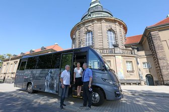 Ein Bus für den Zwickauer Expressionisten - Der Pechsteinbus mit Unternehmer Steffen Beck, Kunstsammlungsleiterin Petra Lewey und Zwickaus Kulturamtschef Michael Löffler (v. l.).