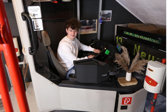 Ein Bus fürs Wohnzimmer: Junger Mann aus Zwickau baut sich Fahrerkabine unters Dach - Gemütlich: Vom Fahrersitz der Buskabine aus schaut Alexander Pfeifer auch TV.